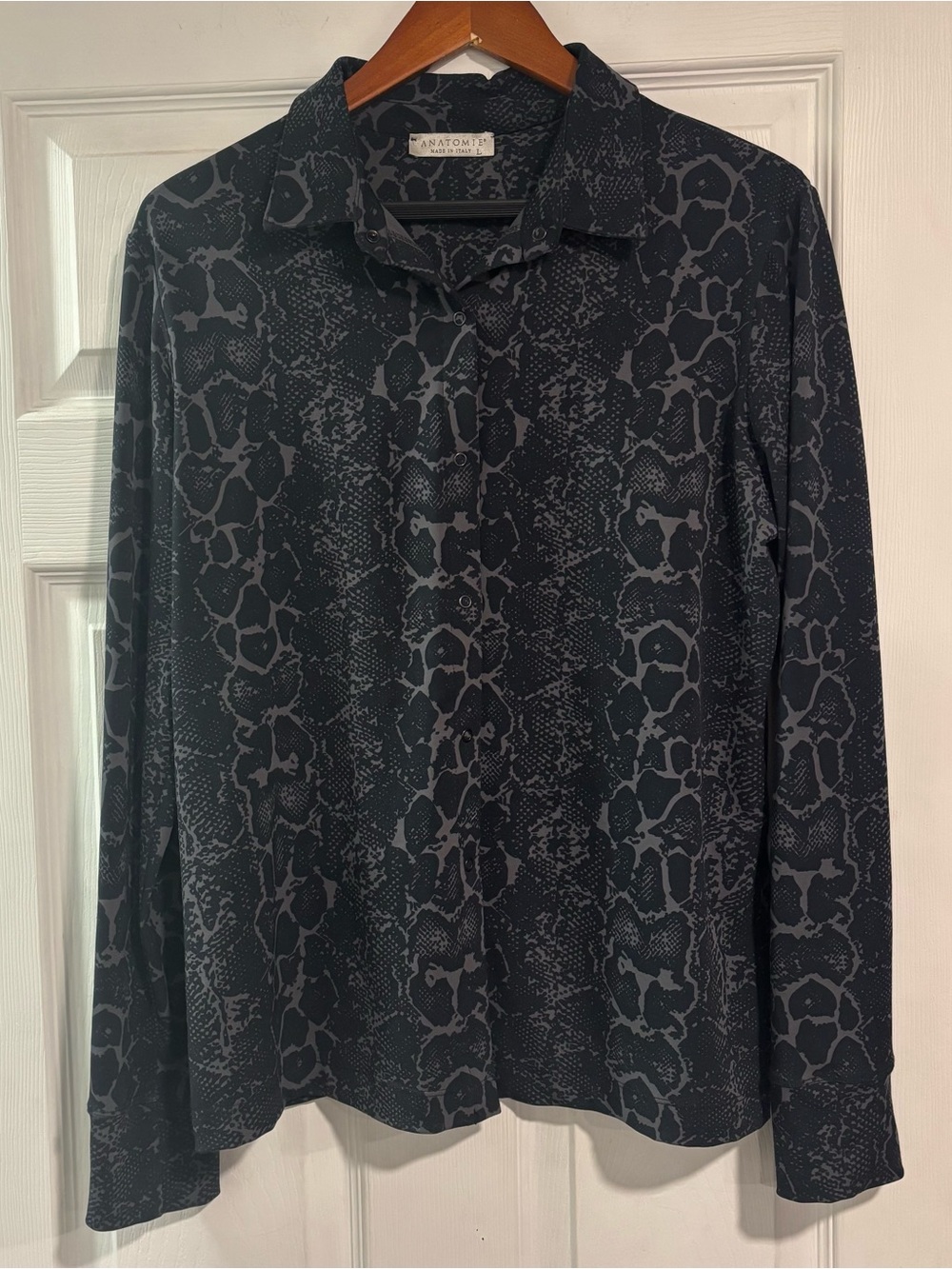 Anatomie Black and Gray Snake-Print Button Down Travel Shirt size large